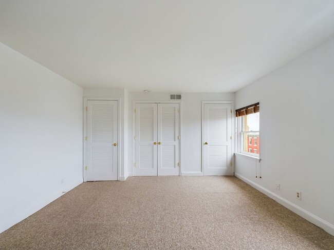 Building Photo - Fairmount 2 bed/1bath Bi-Level on Green St...