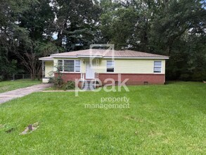 Building Photo - $1,275! 3Bed/ 1.5 Bath House! Located just...