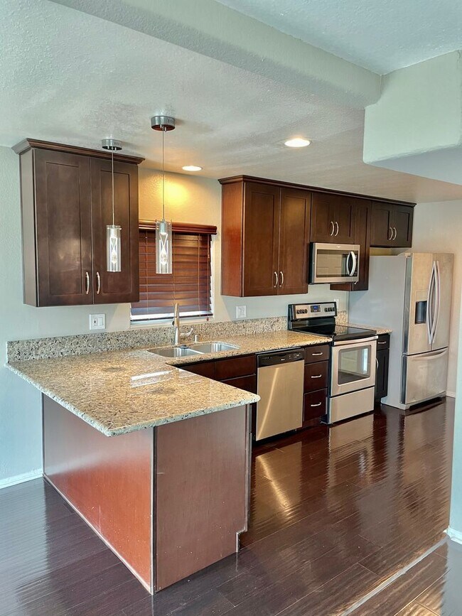 Building Photo - Large Fletcher Hills Home With 3 car Garag...