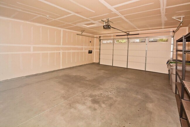 Building Photo - 3 Bedroom 2.5 Bathroom Home in Southeast Boise