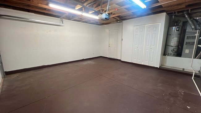 Building Photo - Single Story Rosamond home