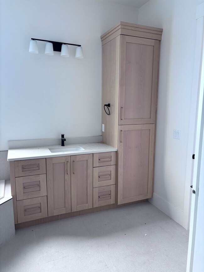 Building Photo - Luxury Living Near Sand Hollow – Spacious ...