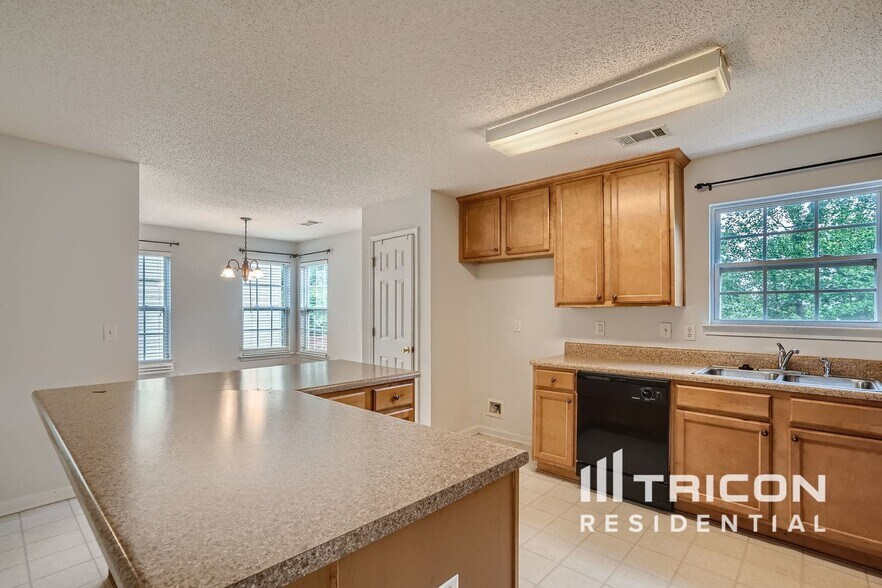 Building Photo - 5519 Village Ridge