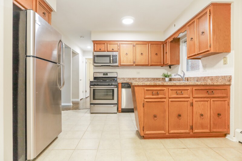 Building Photo - 8614 W Berwyn Ave