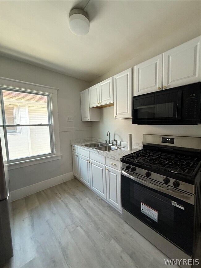 Building Photo - 301 Crestwood Ave