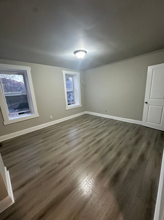 Building Photo - Newly Renovated 2 Bed/1 Bath Row Home