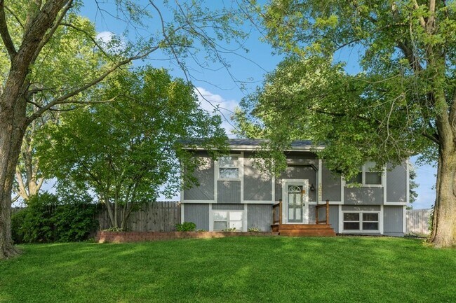 Building Photo - QUIET NEIGHBORHOOD!!  3 Bedroom, 1.5 Bath Home in Norwalk
