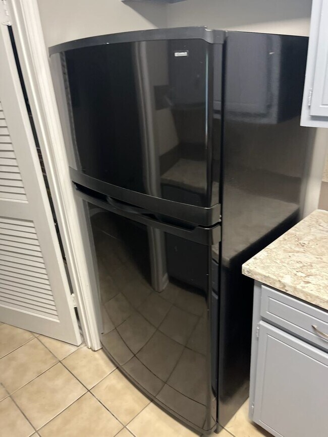 Building Photo - 106 Clear View