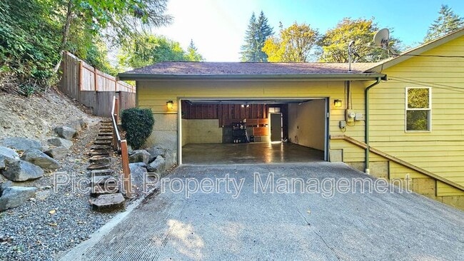 Building Photo - 1330 Corbet Dr