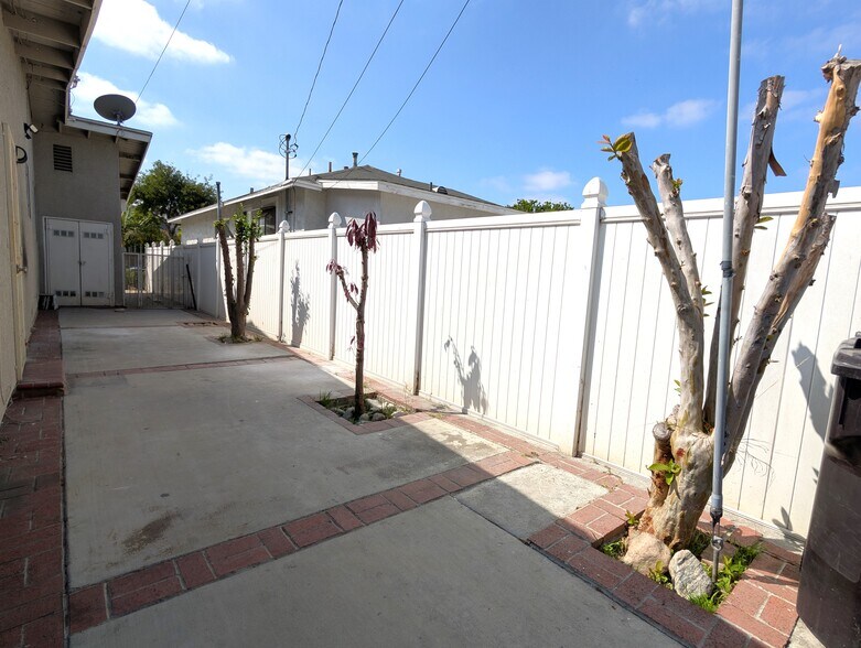 Side Entrance - 7635 Birchleaf Ave