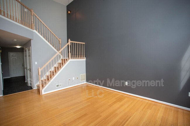 Building Photo - 605 Doral Dr
