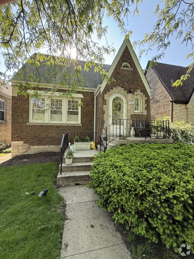 Building Photo - 5266 N La Crosse Ave