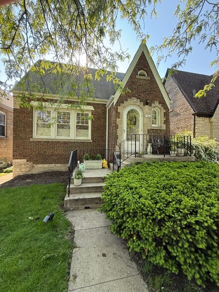 Primary Photo - 5266 N La Crosse Ave