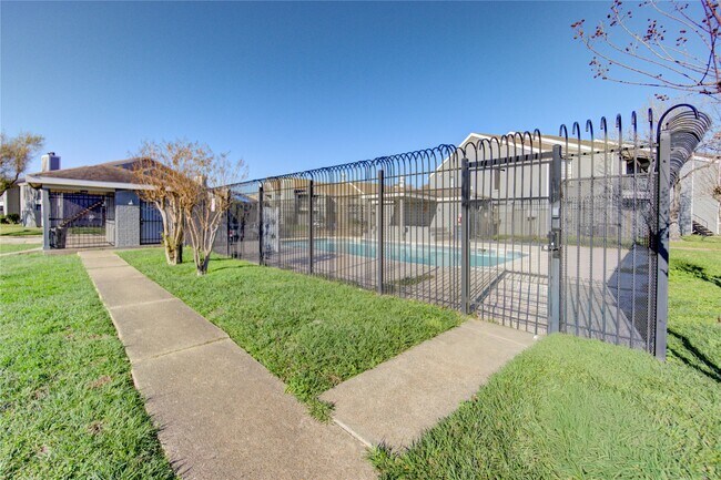 Building Photo - 12500 Sandpiper Dr