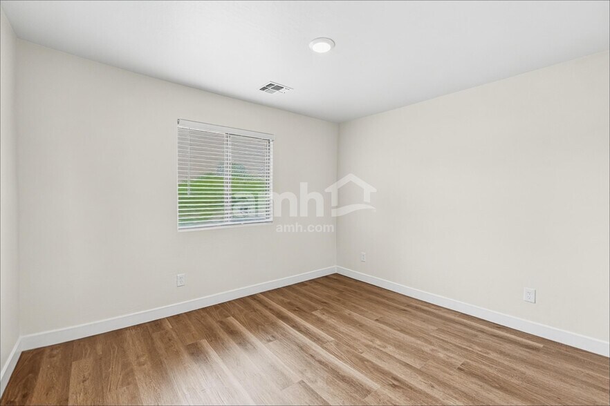 Building Photo - 16134 W Hope Dr