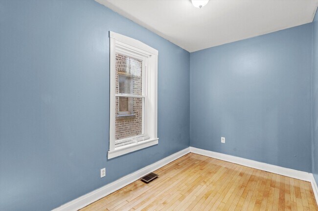 Building Photo - 2246 N Leamington Ave