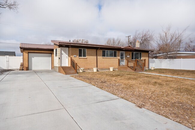 Building Photo - 428 Edwards Ave