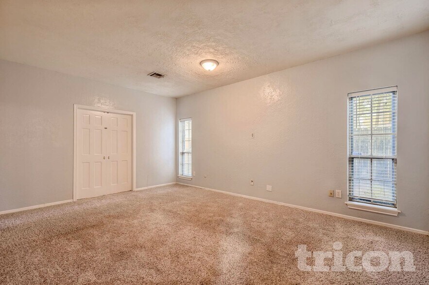 Building Photo - 8103 Oak Moss Dr