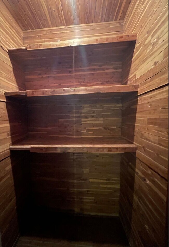 Building Photo - Spacious two bedroom apartment available W...