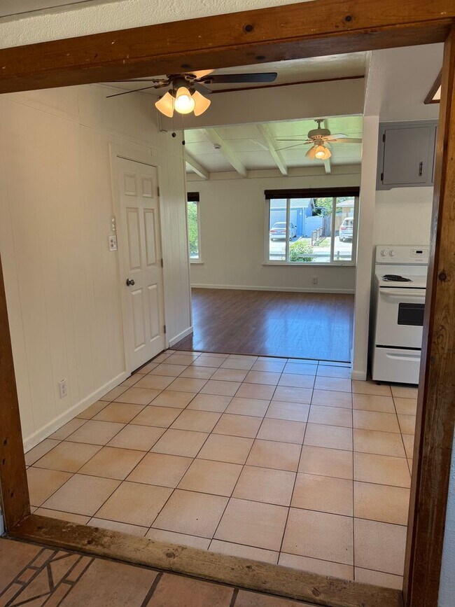 Building Photo - 3 Bed/1 Bath with Large fenced yard in central Paso Robles near Highschool!