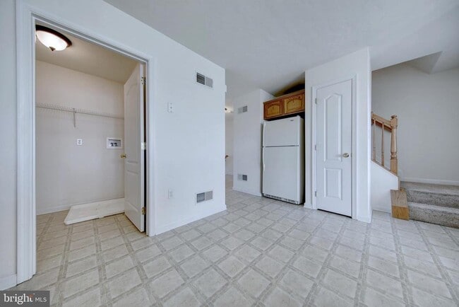 Building Photo - 689 E Walnut St