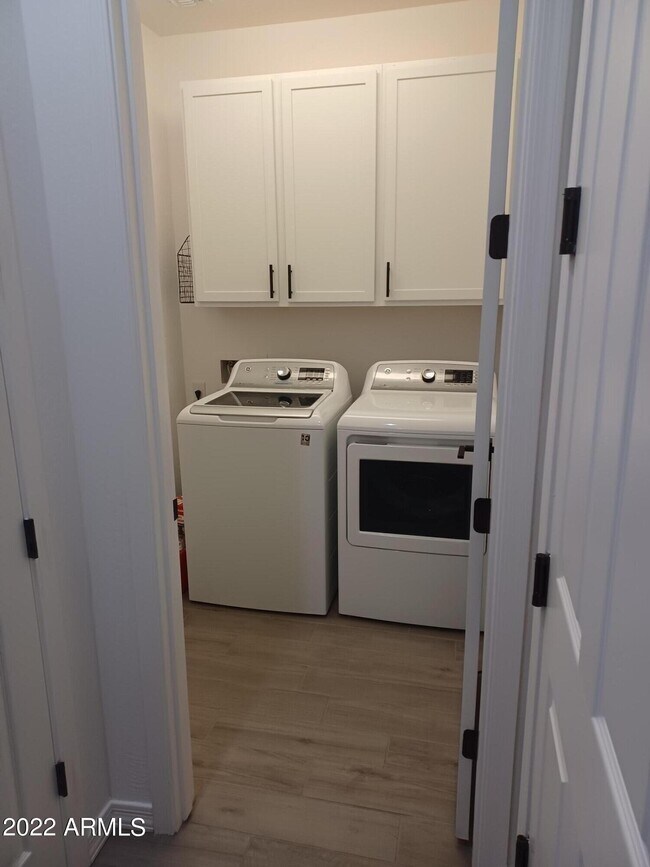 Building Photo - 8229 E Jan Ave