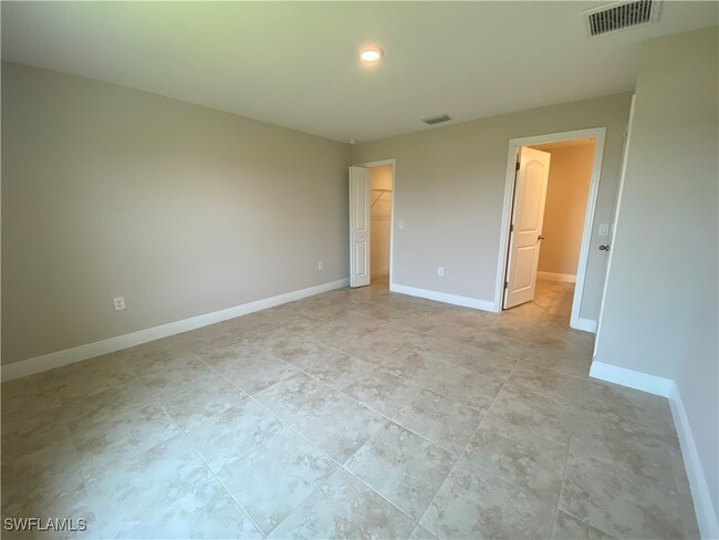Building Photo - 1000 NE 44th Ln