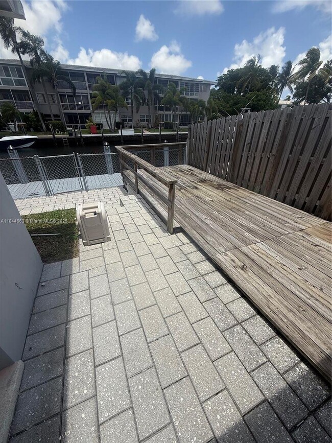 Building Photo - 1115 SW 12th Ct