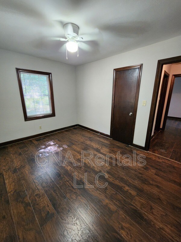 Building Photo - 104 E Acres Dr SE