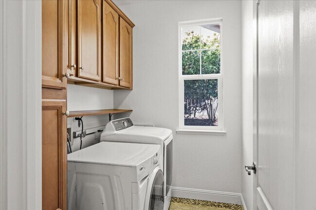 Building Photo - Elegant & Spacious 4 Bedroom Home Near Fol...