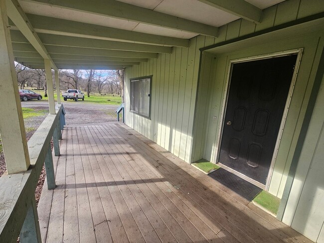 Building Photo - Spacious Home in the Country!