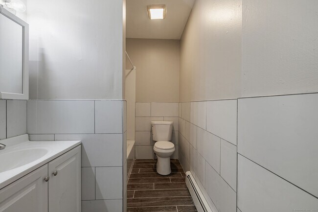 Building Photo - 121 Hillview Ave