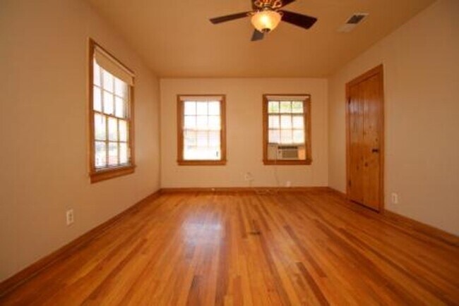 Building Photo - FOUR bedroom in Prime Location!