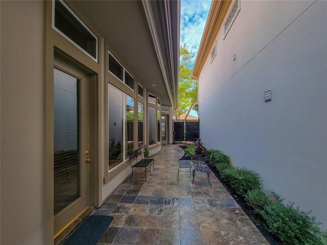 Building Photo - Luxury three bedroom with three and half b...