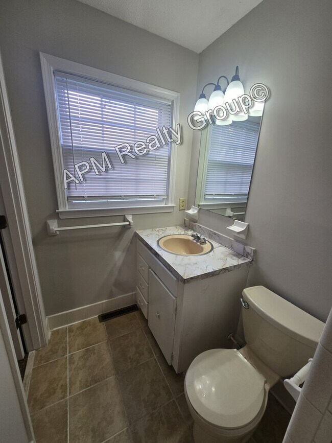 Building Photo - Spacious three bedroom West Columbia home