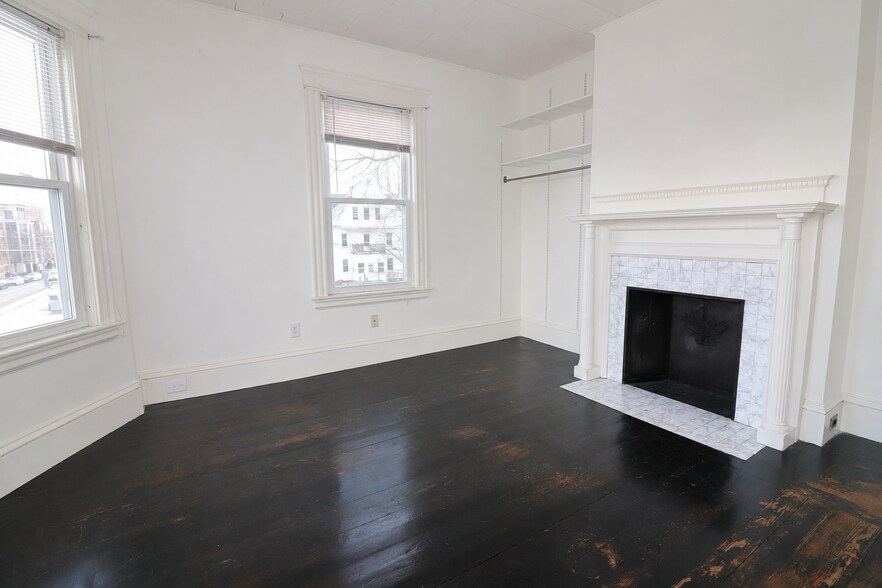 Building Photo - 582 Cambridge St