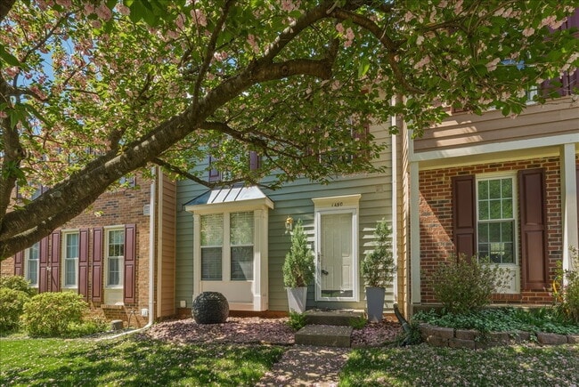 Building Photo - Updated 3BR / 2.5BA Townhome in Summit Chase – Over 1,900 Sq Ft with Deck & Fenced Patio!