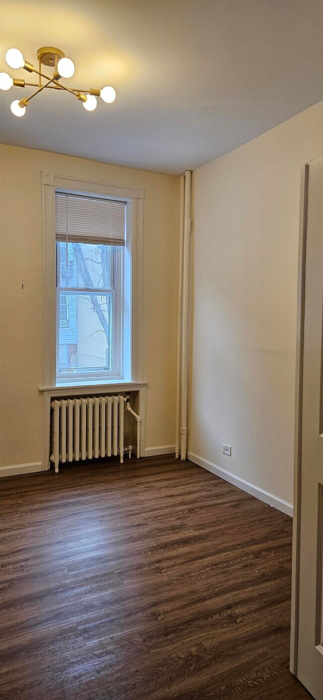 Building Photo - 327 Jackson St