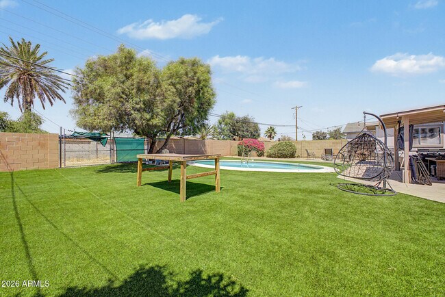 Building Photo - 2208 W San Miguel Ave