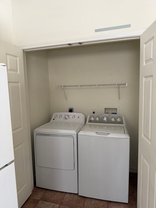 Building Photo - 624 Vicki Dr