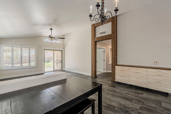 Building Photo - 4 bed, 2 bath home in Peoria