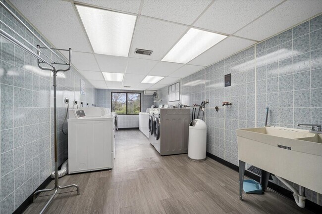 Building Photo - 475 Plum Creek Dr