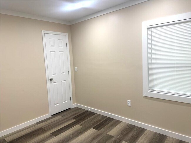 Building Photo - 3301 Kelwin Ave