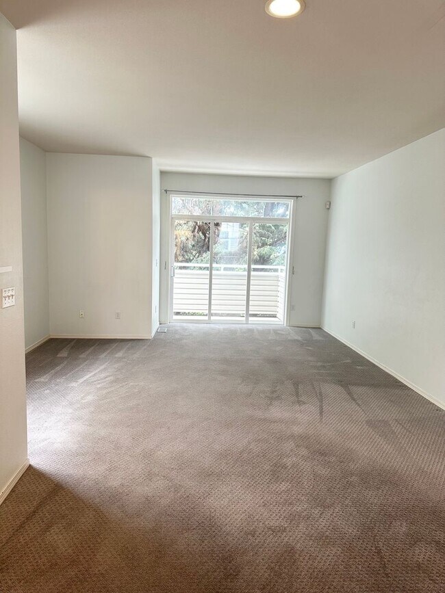Building Photo - Great Crown Hill Townhouse Near Carkeek Pa...