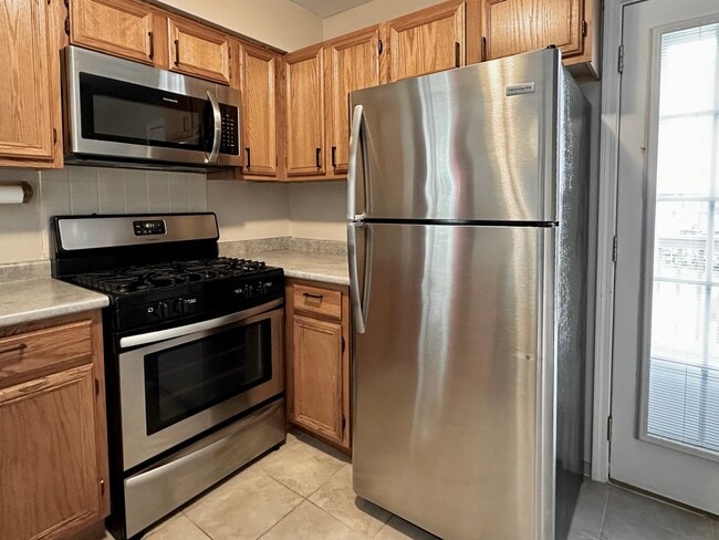 Building Photo - 2450 Devonshire Ct