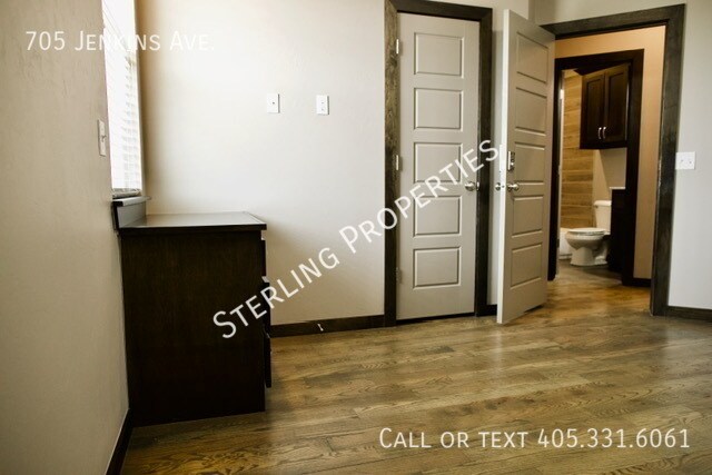 Building Photo - 705 S Jenkins Ave