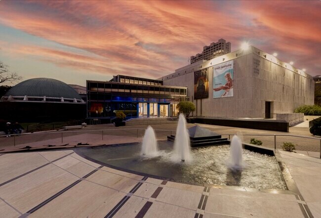 Building Photo - 2010 St Charles St