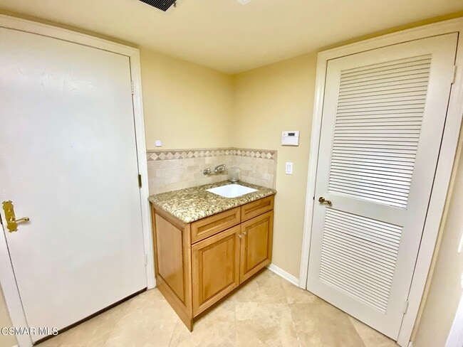 Building Photo - 4555 Tam O Shanter Dr