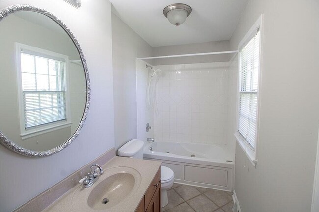 Building Photo - 2207 Bushnell Dr