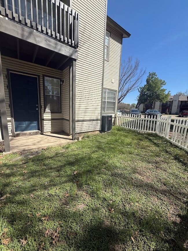 Building Photo - River Crossing - 2BD Townhome - Two Story - Near Downtown - Full Laundry - Small Yard - Reserved ...